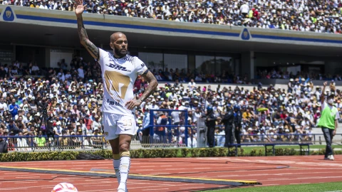 Dani Alves en la cancha de Ciudad Universitaria ante Rayados