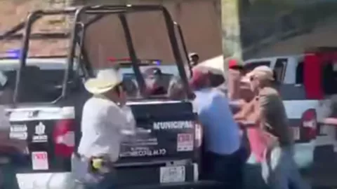 Agricultores agreden a policías en Atotonilco el Alto; investigarán el caso