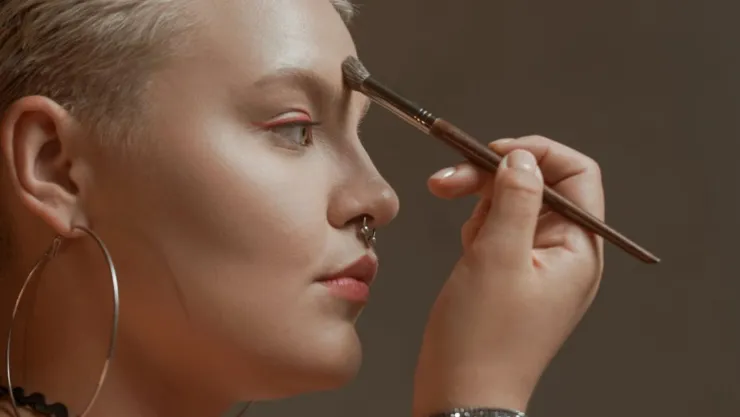 ¿Cómo afinar la nariz ancha con maquillaje?