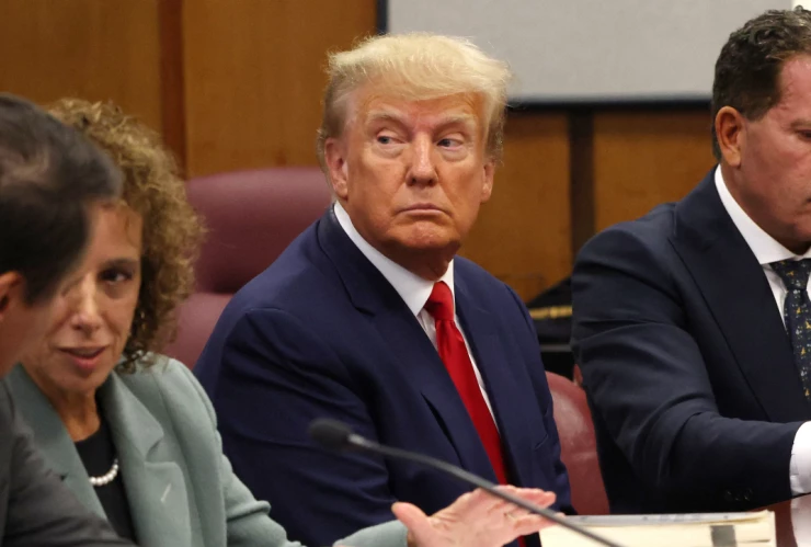 Donald Trump en la sala donde le leerás los cargos en su contra