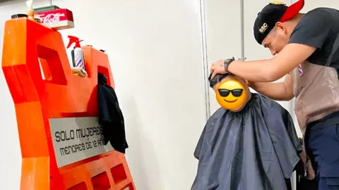 Policía corta cabello