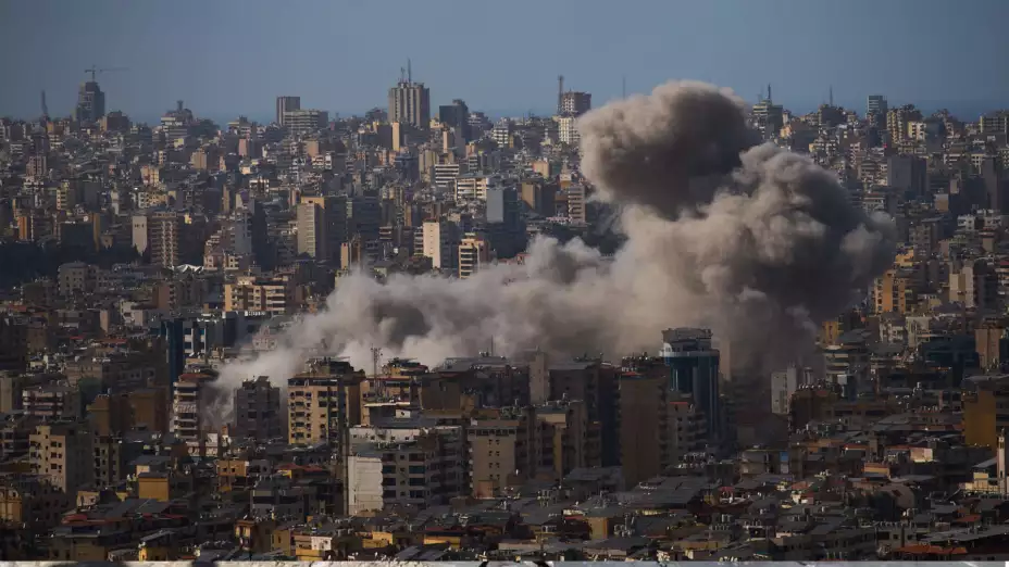 Daños tras ataques aéreos israelíes en Dahiyeh, Beirut.