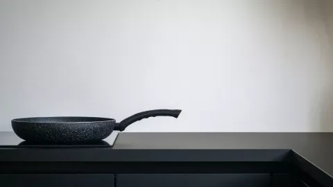 ¿Cómo usar la papa para eliminar el cochambre de los sartenes?