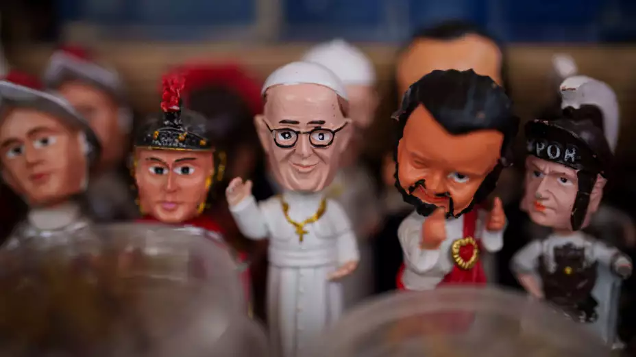 Figura del papa Francisco en una tienda en Roma.