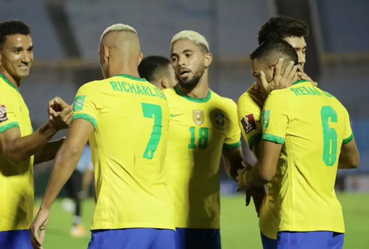 Brasil derrotó a Uruguay en Montevideo y se acerca a Qatar 2022