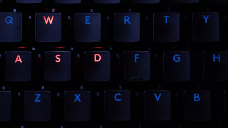 Despiden a joven porque usaba poco el teclado en su computadora