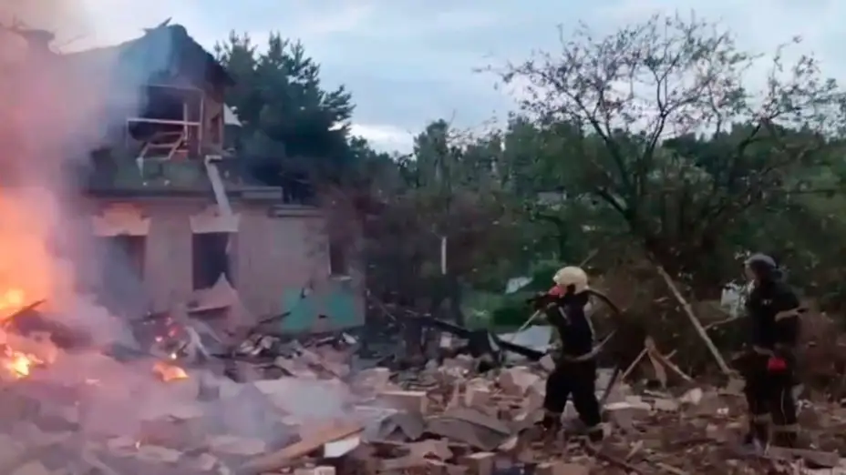 Bomberos apagan un incendio tras un ataque ucraniano en Moscú, Rusia.