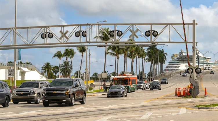Coches en una carretera de Miami
