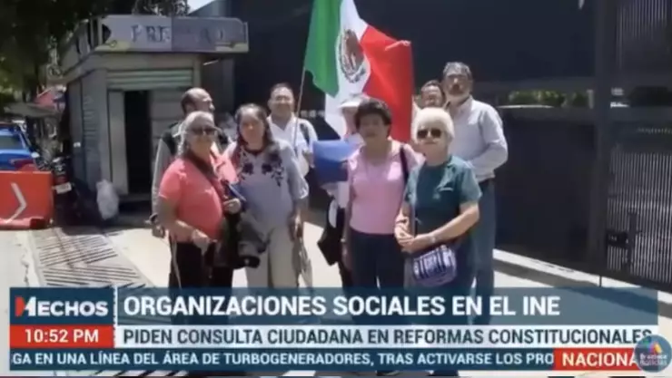 Exigen discusión sobre las Reformas Constitucionales frente a la sede del INE | VIDEO
