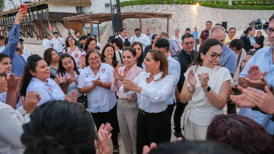 Mara Lezama reconoce a los protectores de tortugas marinas en Cancún