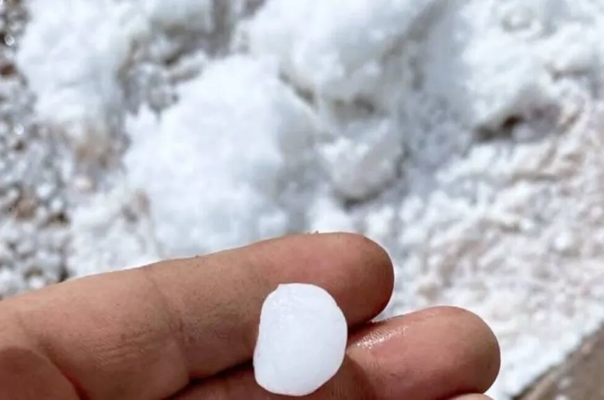 Aldama se pinta de blanco tras el paso de lluvias y granizo