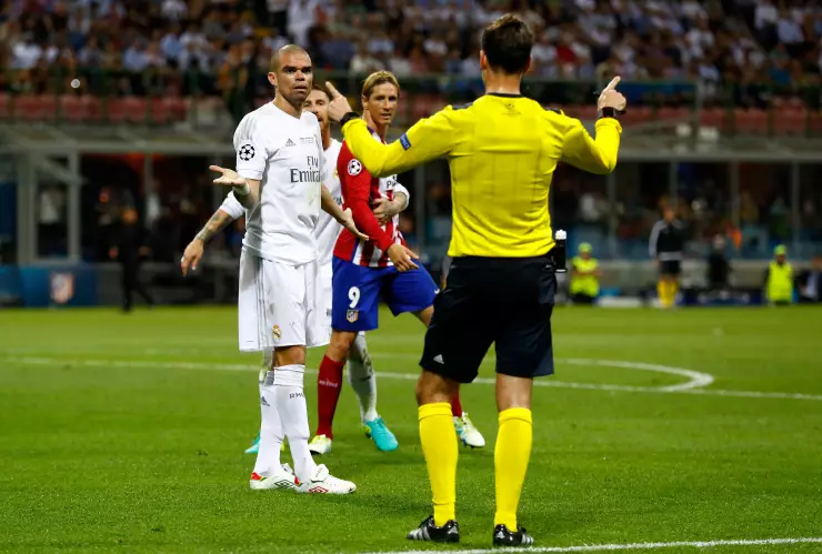 Pepe y Torres con el arbitro