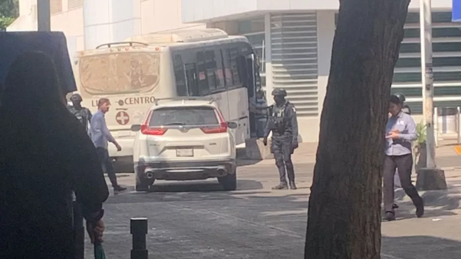 Choca camión contra Hotel Ramada en Culiacán