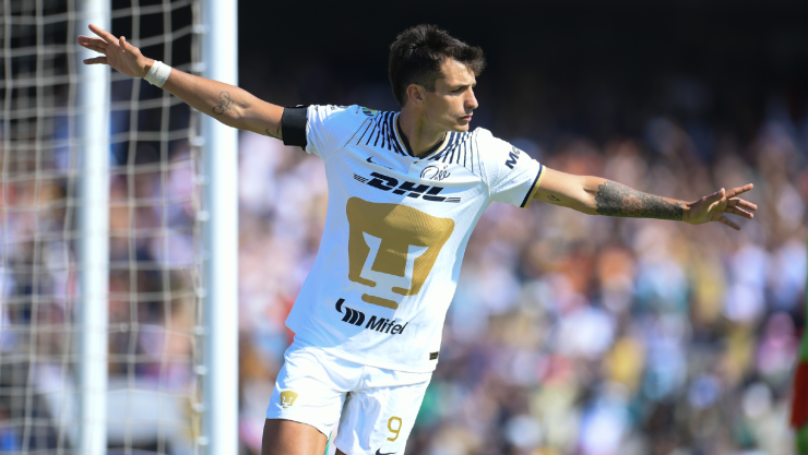 Juan Ignacio Dinenno celebra un gol con Pumas