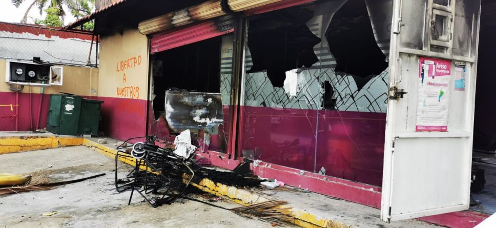 Normalistas de Mactumatzá queman instalaciones del INE en Chiapas