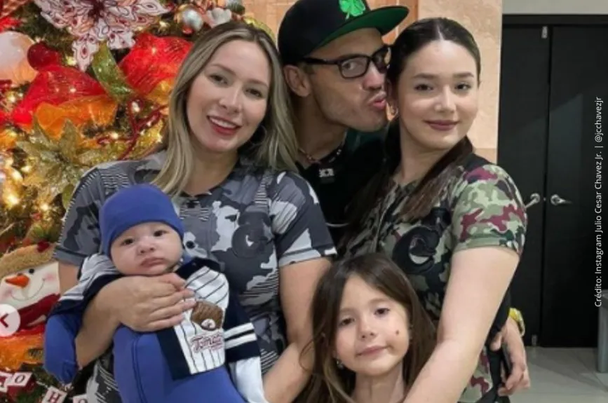Julio Cesar Chavez Jr. en familia..jpg