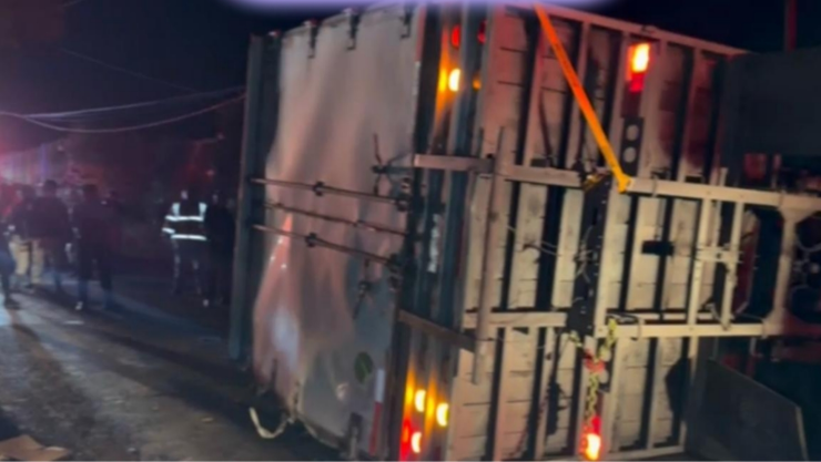 Volcadura de tráiler en Huitzilac termina en rapiña.