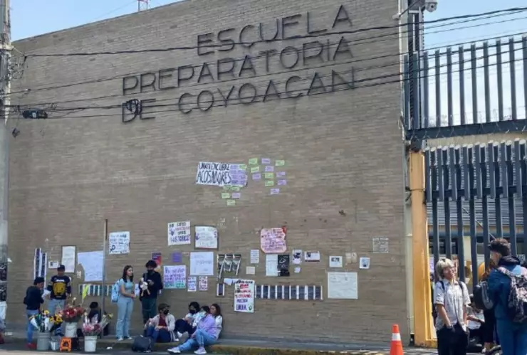 alumnos fuera de las instalaciones de la Prepa 6 de la UNAM