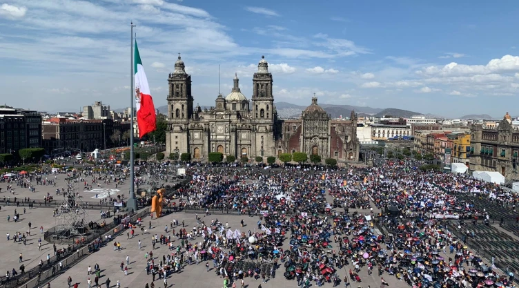 El Zócalo de la CDMX se llenó desde el mediodía para el AMLOFEST