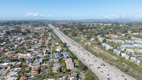 Autos en autopista de San Diego, California