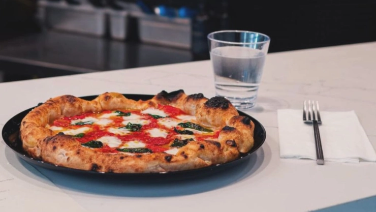 Una pizza servida en un plato