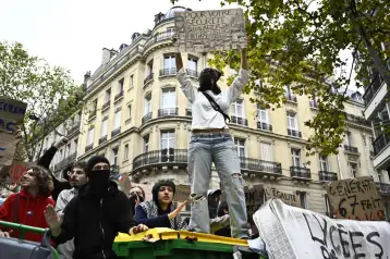 Estudiantes en Francia demandan mejor educación.