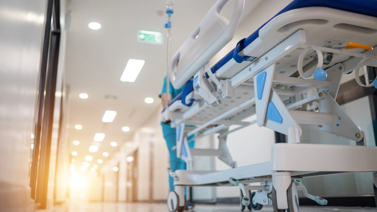 Una camilla en un pasillo de hospital.