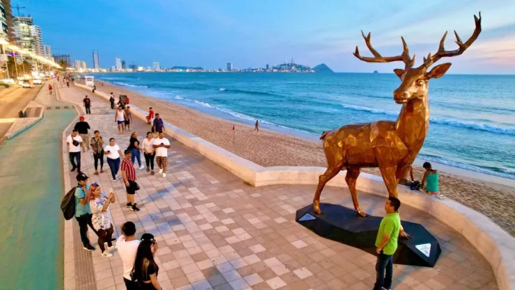 Colocan escultura de venado en malecón de Mazatlán