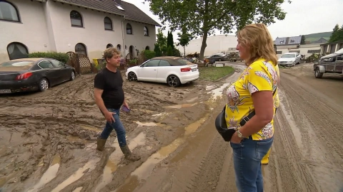 Regine Hornack llega por primera vez a su casa desde que salió de vacaciones y las inundaciones causaran estragos en su poblado, en Renania del Norte-Westfalia.
