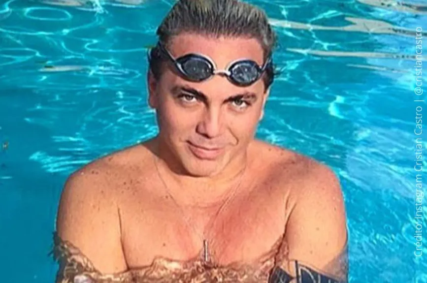 Cristian Castro en la alberca..jpg