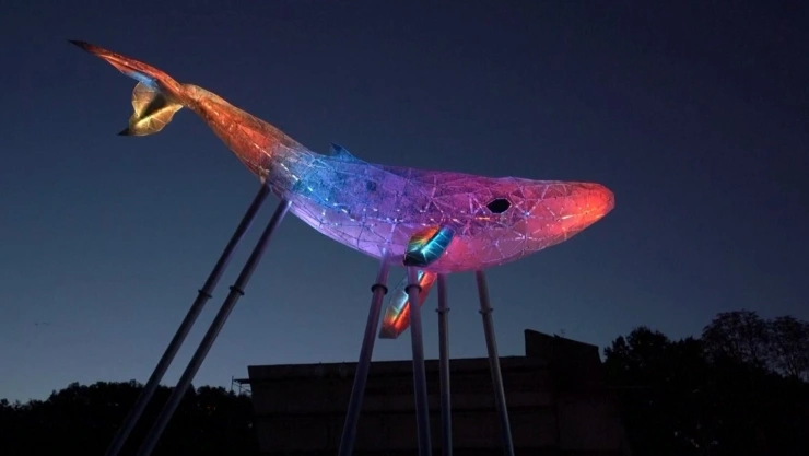 Una ballena hecha de basura reciclada adorna plaza en Ucrania