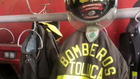 uniforme y caso de protección para los bomberos