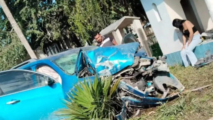 Aparatoso accidente en carretera Chetumal - Escárcega deja dos personas prensadas