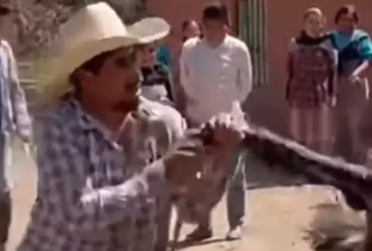 Captan a supuesta bruja en plena ‘transformación’ en zona rural de Michoacán