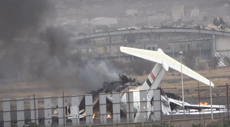 Imagen del aeropuerto de Saná, Yemen, con posible humo o daños visibles, tras los ataques aéreos israelíes del 6 de mayo de 2025, en el contexto del conflicto Israel-hutíes.