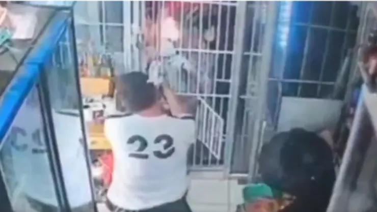 VIDEO: ¡IMÁGENES FUERTES! Hombre se defiende a balazos tras intento de extorsión y muere