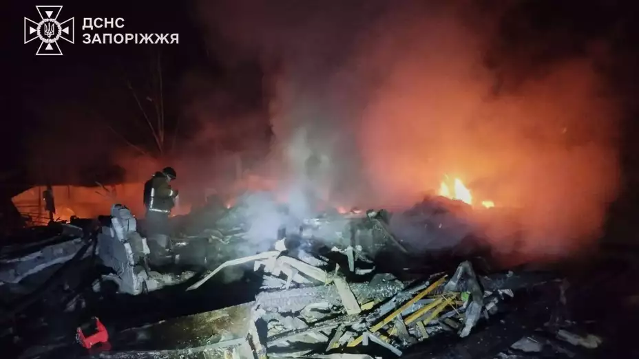 Incendio tras un ataque ruso en Zaporiyia, Ucrania.