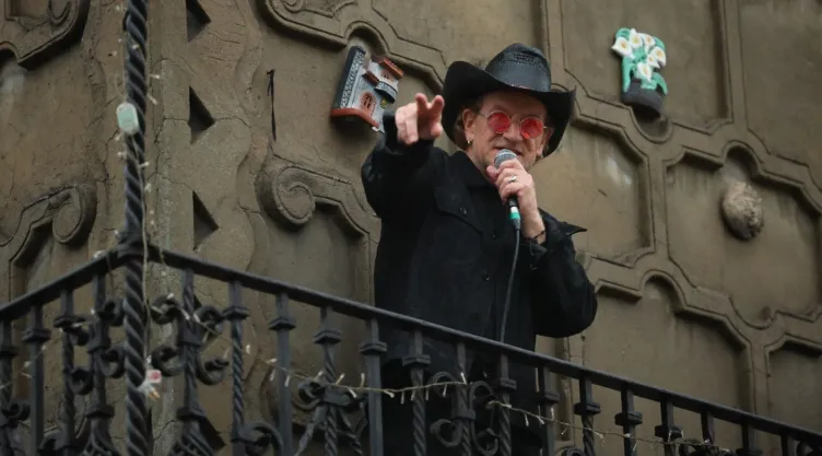 U2 Captan en video a Bono bailando salsa en un bar de la Colonia Roma en la CDMX