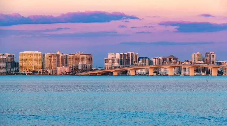 una vista de la Bahía de Sarasota en un atardecer.