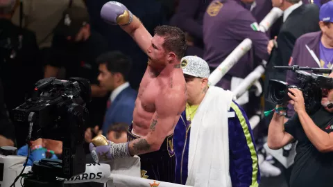 Saul -Canelo- Alvarez (MEX) vs Jermell Charlo (USA) - Fight