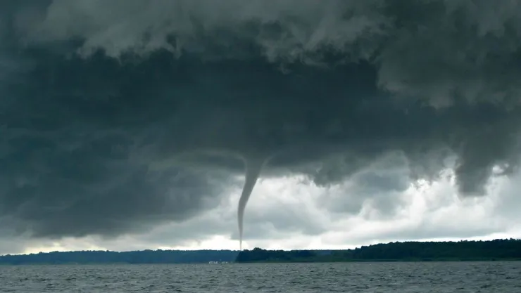 La formación de un tornado sobre el mar.