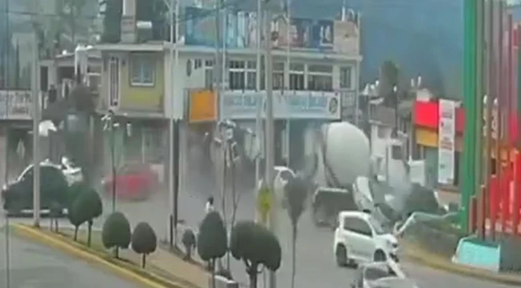 Revolvedora sin frenos provoca choque Almoloya de Juárez HOY