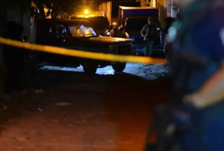 Atacan a policía con machete