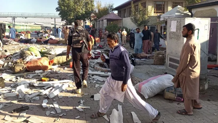 Explota bomba en estación de trenes de Pakistán