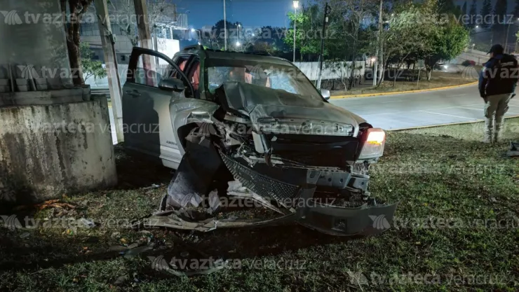 La camioneta terminó sobre el camellón tras impactar un poste en Arco Sur