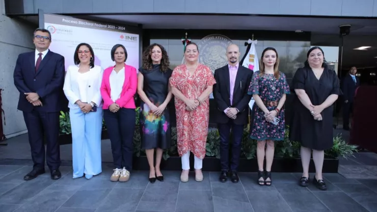 INE entrega constancias de mayoría a diputados electos