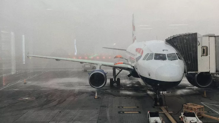 Continúan retrasos en vuelos por neblina en Tijuana; aeropuerto reporta mejora gradual