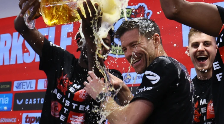 Xabi Alonso festeja el campeonato del Leverkusen