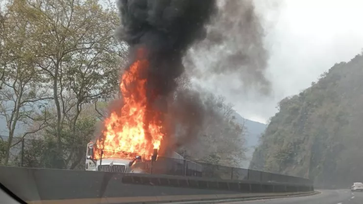 Unidades incendiadas en Autopista 150D