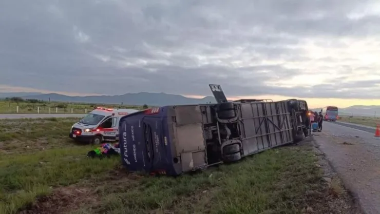 ¡Se vuelca camión! Accidente en carretera Matehuala-Saltillo deja 8 muertos